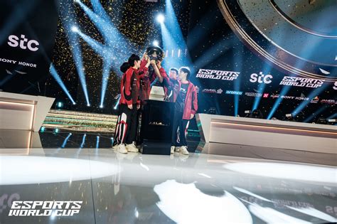 Top 10: The Most Successful eSports Players .